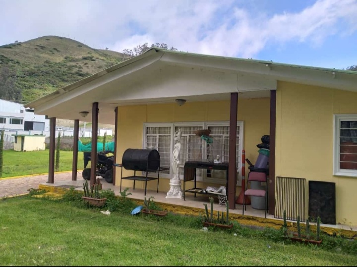 Casa prefabricada exterior con porche y vista a la montaña